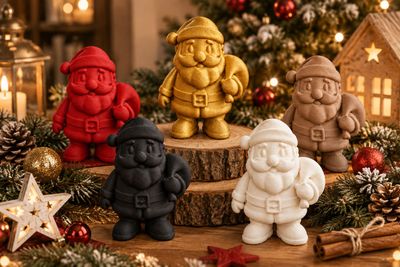 2er Set Weihnachtsmann Figuren – 3D‑Druck – verschiedene Farben – Deko & Geschenkidee