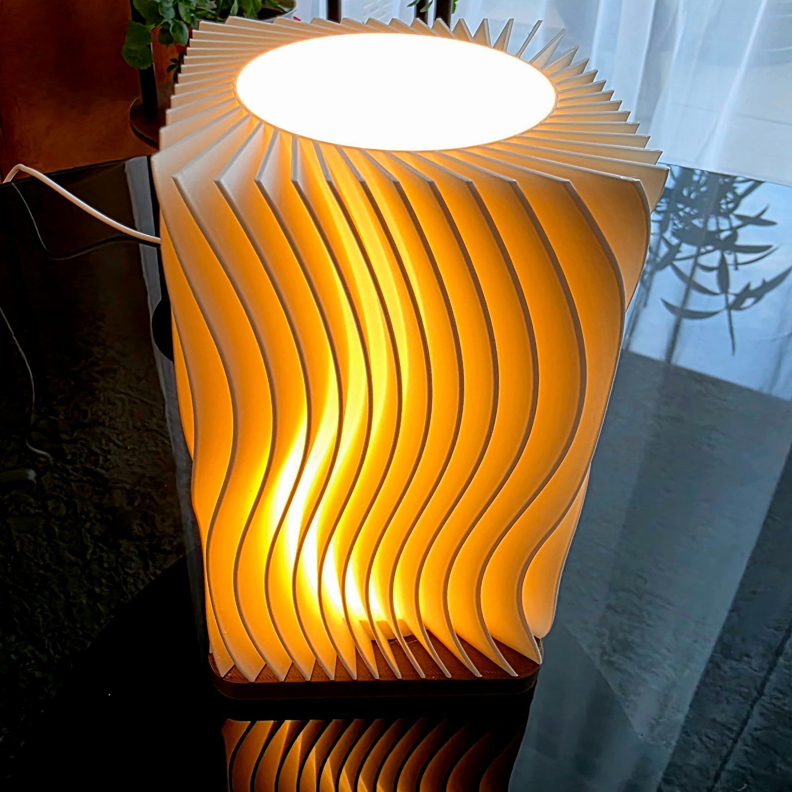 Tischlampe mit Wellen-Lamellen, warmweißes LED- Stimmungslicht per USB