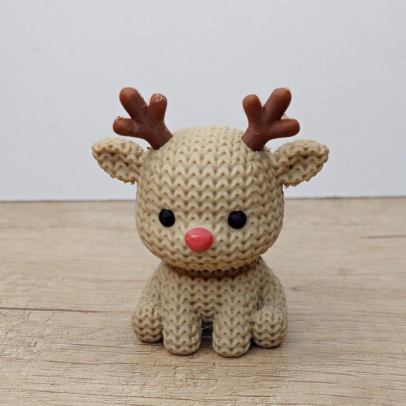 🦌 Weihnachtsrentier in gemütlicher Strickoptik 🎄  Ein niedlicher Hingucker für die Weihnachtszeit!