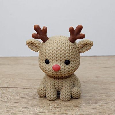 🦌 Weihnachtsrentier in gemütlicher Strickoptik 🎄 Ein niedlicher Hingucker für die Weihnachtszeit!